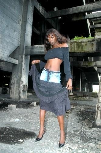 Aicha - black model