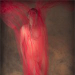 Mirabelle au voile rouge