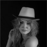 Cherry au chapeau blanc