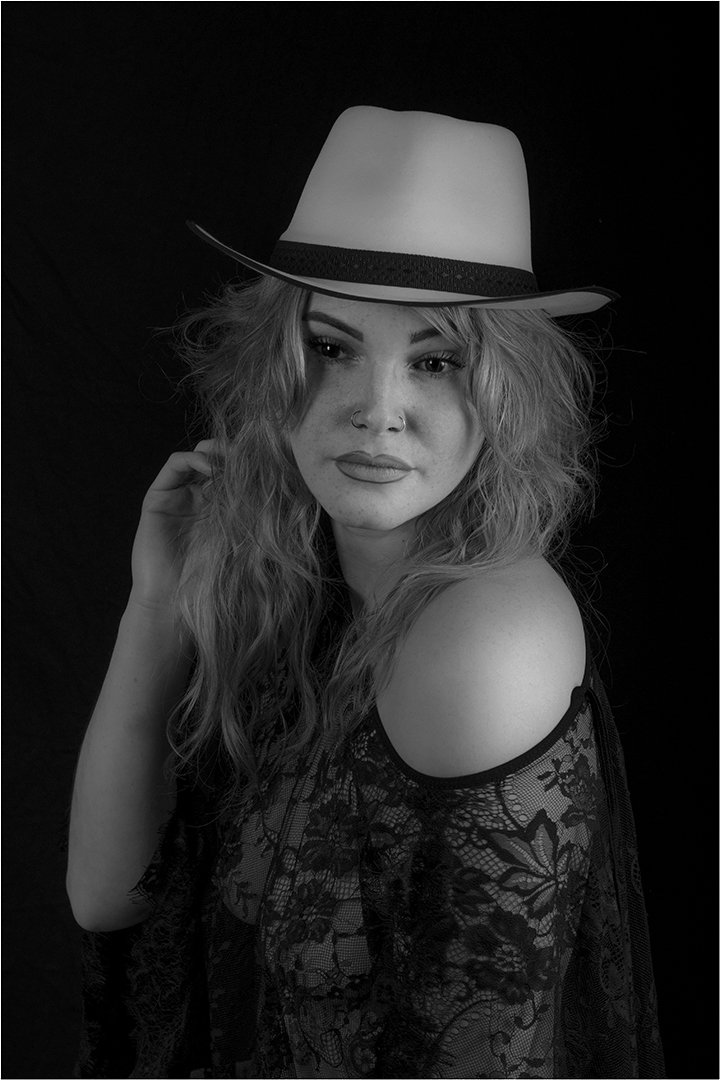 Cherry au chapeau blanc