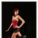 Beret rouge et bottes de cuir